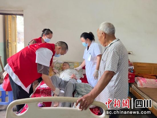 家庭医生到残疾人家中开展签约增值服务。曾钰茹 摄 家庭医生到残疾人家中开展签约增值服务。曾钰茹 摄