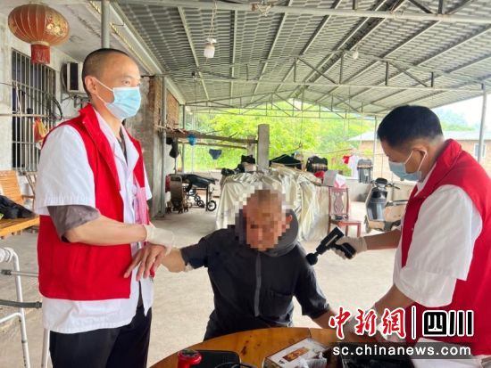 家庭医生到残疾人家中开展签约增值服务。曾钰茹 摄 家庭医生到残疾人家中开展签约增值服务。曾钰茹 摄