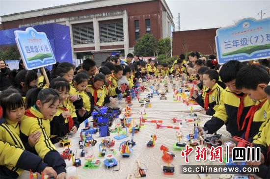营山县西城实验小学校首届“春之花”科技节展示活动现场。邹刚 摄 营山县西城实验小学校首届“春之花”科技节展示活动现场。邹刚 摄