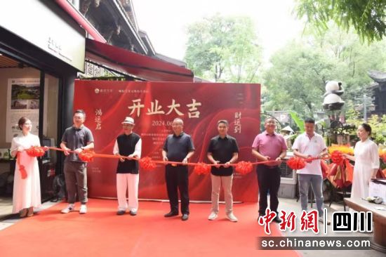 嘉宾为新店剪彩。鲍安华 摄 嘉宾为新店剪彩。鲍安华 摄