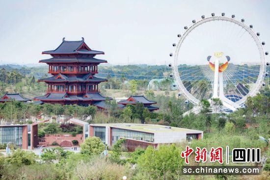 世园会主会场标志性建筑——锦云楼和“天府眼”。世园会执委会宣传活动部 供图 世园会主会场标志性建筑——锦云楼和“天府眼”。世园会执委会宣传活动部 供图