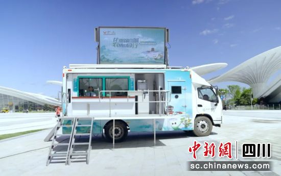 农行在世园会会场前设置的流动金融服务车。四川农行 供图 农行在世园会会场前设置的流动金融服务车。四川农行 供图
