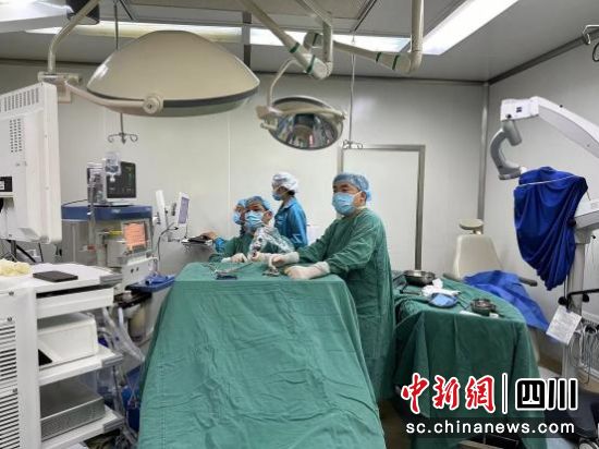 图为手术现场。成都市六医院 供图 图为手术现场。成都市六医院 供图