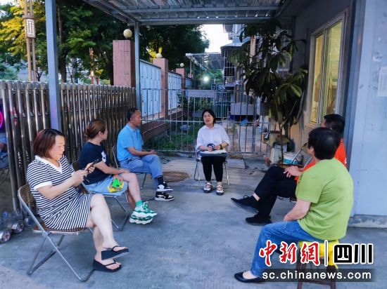 罗江区纪检监察干部通过清廉坝坝会收集群众“急难愁盼”问题。 罗江区纪委监委供图 罗江区纪检监察干部通过清廉坝坝会收集群众“急难愁盼”问题。 罗江区纪委监委供图