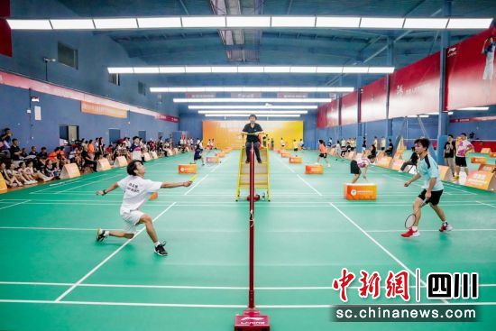 成都市第十五届运动会群众组羽毛球赛近日在成都举行。(成都市羽毛球协会供图) 成都市第十五届运动会群众组羽毛球赛近日在成都举行。(成都市羽毛球协会供图)