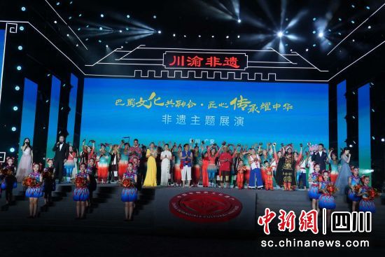 川渝非遗文化展演活动现场。广安市文化广播电视和旅游局供图 川渝非遗文化展演活动现场。广安市文化广播电视和旅游局供图