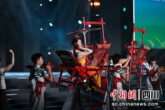 抬滑竿表演。广安市文化广播电视和旅游局供图 抬滑竿表演。广安市文化广播电视和旅游局供图