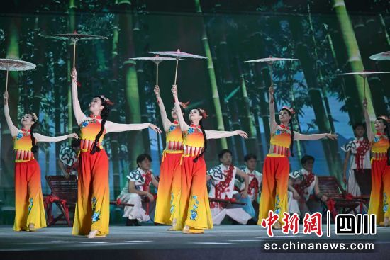 川渝非遗文化展演活动现场。广安市文化广播电视和旅游局供图 川渝非遗文化展演活动现场。广安市文化广播电视和旅游局供图
