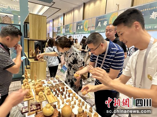 非遗展馆受川渝两地爱家青睐。王爵 摄 非遗展馆受川渝两地爱家青睐。王爵 摄