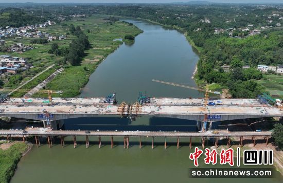 合龙现场。富顺融媒 供图 合龙现场。富顺融媒 供图