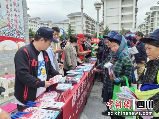 在社区宣传。四川省戒毒管理局 供图 在社区宣传。四川省戒毒管理局 供图