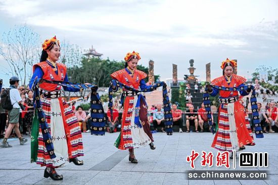 快闪现场。(黑水县文体旅局 供图) 快闪现场。(黑水县文体旅局 供图)