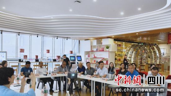 17日下午,“读中国,看世界——青少年大思政阅读实践研讨会”在成都市学习强国主题街区成功举行。(四川省社会教育发展促进会青少年思政实践专委会供图) 17日下午,“读中国,看世界——青少年大思政阅读实践研讨会”在成都市学习强国主题街区成功举行。(四川省社会教育发展促进会青少年思政实践专委会供图)