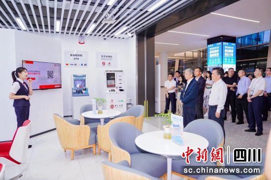 相关部门负责人及媒体代表调研天府机场境外来宾支付服务中心。四川中行 供图 相关部门负责人及媒体代表调研天府机场境外来宾支付服务中心。四川中行 供图