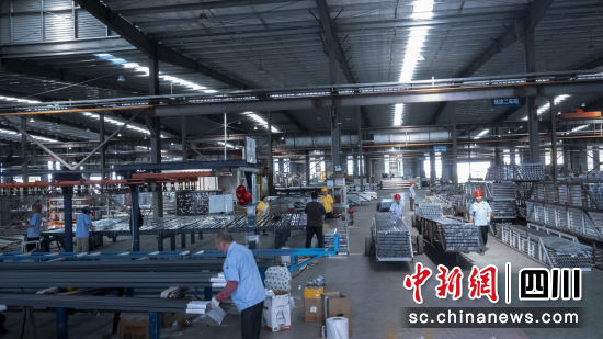 成铝生产车间。南部县委宣传部供图 成铝生产车间。南部县委宣传部供图