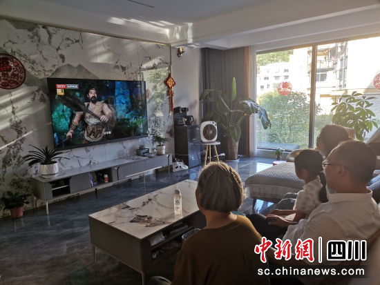 市民在家中收看卡酷少儿卫视首播的动画片《少年禹传奇》。 北川县委宣传部供图 市民在家中收看卡酷少儿卫视首播的动画片《少年禹传奇》。 北川县委宣传部供图