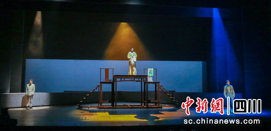 音乐剧《100》演出现场。(武侯音产公司 供图) 音乐剧《100》演出现场。(武侯音产公司 供图)