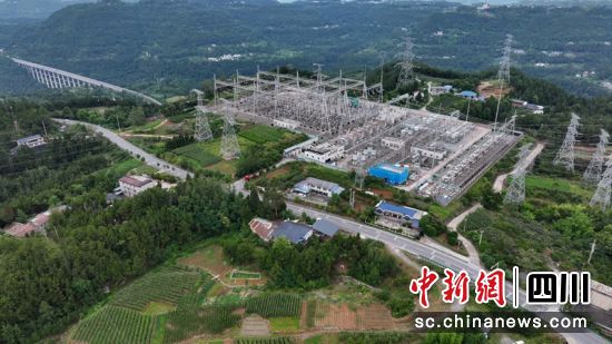 四川巴中500千伏变电站全景。青俊佚 摄 四川巴中500千伏变电站全景。青俊佚 摄