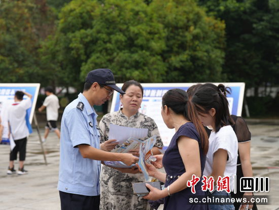 民警向市民讲解防范电信网络诈骗相关知识。 三台县公安局供图 民警向市民讲解防范电信网络诈骗相关知识。 三台县公安局供图