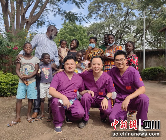 赖春林(右一)与康复出院的患者一家合影。受访者供图 赖春林(右一)与康复出院的患者一家合影。受访者供图