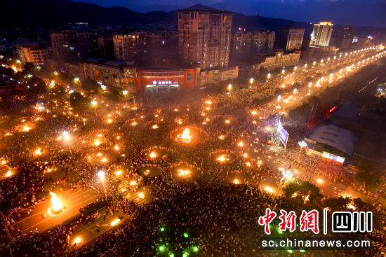 凉山火把节掠影。凉山州委宣传部供图 凉山火把节掠影。凉山州委宣传部供图