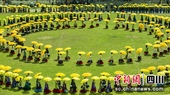 彝族火把节舞蹈。凉山州委宣传部供图 彝族火把节舞蹈。凉山州委宣传部供图