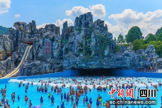 游客在中华洞天水上世界玩水冲浪。 江油市委宣传部供图 游客在中华洞天水上世界玩水冲浪。 江油市委宣传部供图