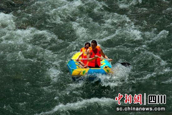 青龙峡漂流。 江油市委宣传部供图 青龙峡漂流。 江油市委宣传部供图