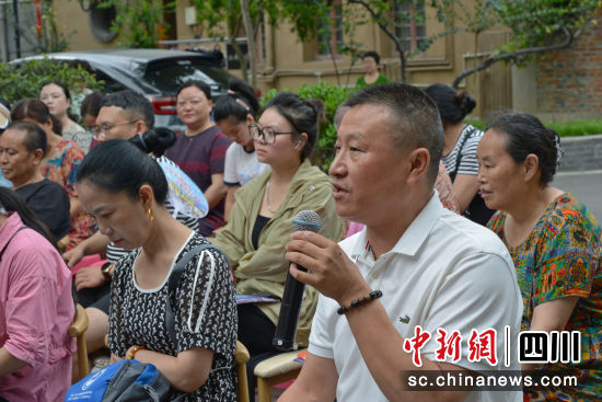市民代表现场说变化谈感受。苗志勇 摄 市民代表现场说变化谈感受。苗志勇 摄