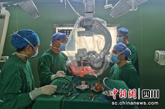 医生正在进行手术施救。李强摄 医生正在进行手术施救。李强摄