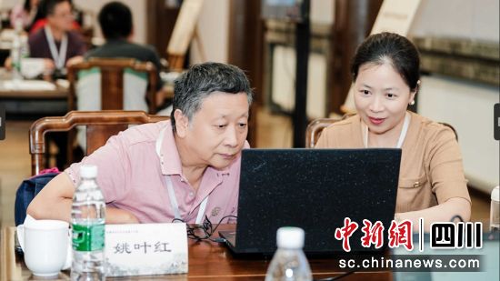 评审现场。成都市青少年书画传习大会供图 评审现场。成都市青少年书画传习大会供图
