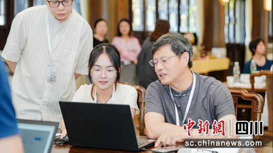 评审现场。成都市青少年书画传习大会供图 评审现场。成都市青少年书画传习大会供图