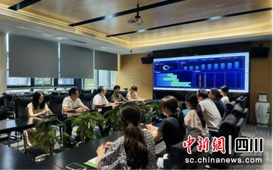 正围坐在一起展开交流探讨。黄成薇 摄 正围坐在一起展开交流探讨。黄成薇 摄