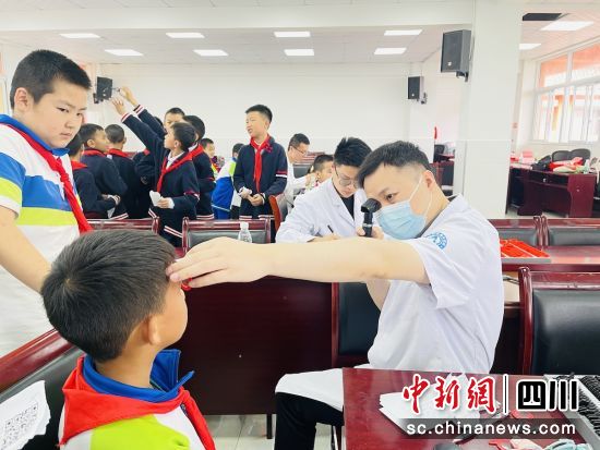 眼科专家正在给小学生检查眼睛。邱清林 摄 眼科专家正在给小学生检查眼睛。邱清林 摄