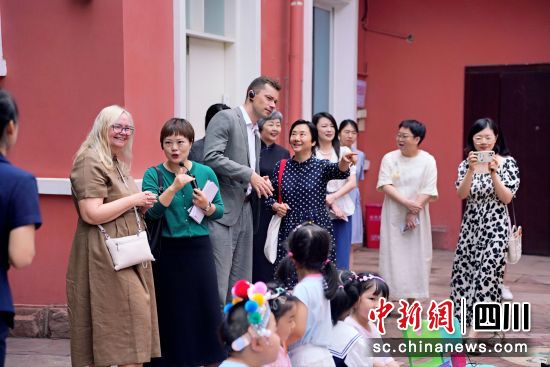 中外嘉宾实地参访现场。成都市外办供图 中外嘉宾实地参访现场。成都市外办供图