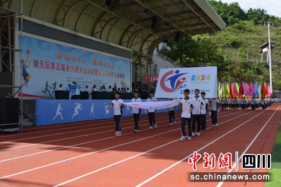 运动会开幕式现场。苗志勇 摄 运动会开幕式现场。苗志勇 摄