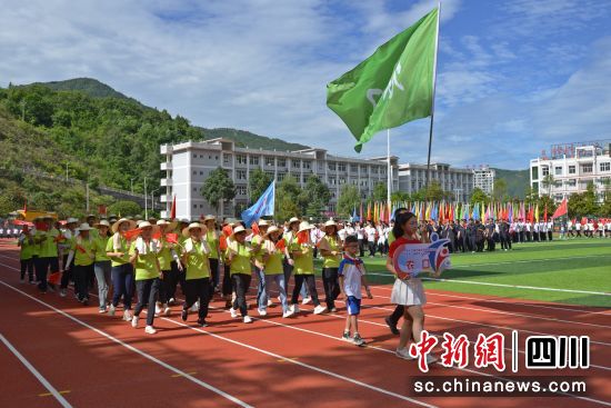 农口参赛代表队入场,运动员们的特色着装引人注目。苗志勇 摄 农口参赛代表队入场,运动员们的特色着装引人注目。苗志勇 摄