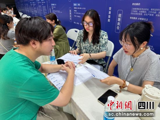 2024年“蓉聘行动 建圈强链”系列人才招聘暨高校毕业生供需洽谈会(简阳专场)现场。杨皓萌 摄 2024年“蓉聘行动 建圈强链”系列人才招聘暨高校毕业生供需洽谈会(简阳专场)现场。杨皓萌 摄