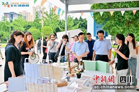 四川文化产业职业学院领导与嘉宾正在参观展览。四川文化产业职业学院 供图 四川文化产业职业学院领导与嘉宾正在参观展览。四川文化产业职业学院 供图