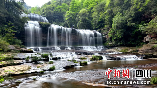 黄荆老林三练摊瀑布。古蔺县委宣传部供图 黄荆老林三练摊瀑布。古蔺县委宣传部供图