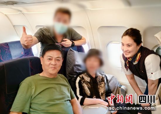 李康仁(左一)、乘务员和获救乘客、家属合影。成都市第三人民医院 供图 李康仁(左一)、乘务员和获救乘客、家属合影。成都市第三人民医院 供图