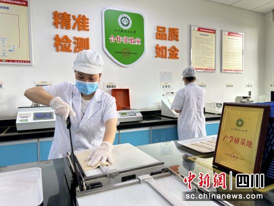 雅诗纸业检测实验室。贾佳 摄 雅诗纸业检测实验室。贾佳 摄