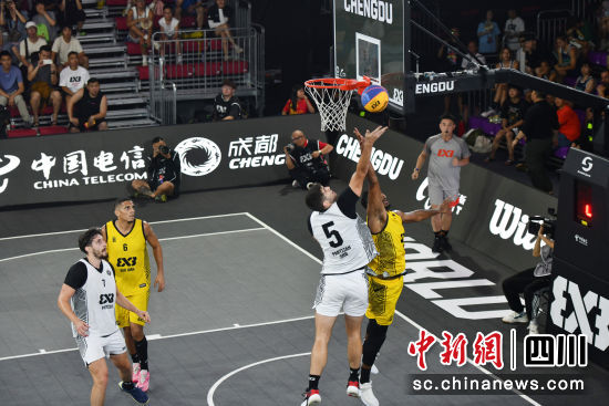 6月22日晚,2024国际篮联三人篮球成都大师赛在四川成都交子音乐广场举行。图为贝尔格莱德游击队(白衣)对阵圣胡安教堂队。 中新社记者 张浪 摄 6月22日晚,2024国际篮联三人篮球成都大师赛在四川成都交子音乐广场举行。图为贝尔格莱德游击队(白衣)对阵圣胡安教堂队。 中新社记者 张浪 摄