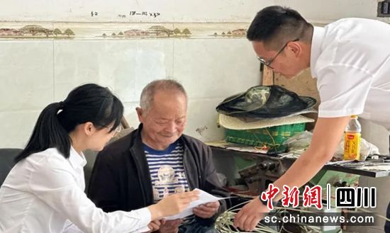 纪检监察干部走访现场。雨城融媒 供图 纪检监察干部走访现场。雨城融媒 供图