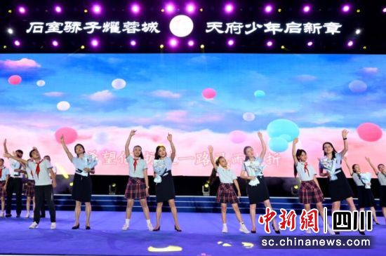 毕业典礼上的歌舞表演《希望你被石室天府爱着》。安源 摄 毕业典礼上的歌舞表演《希望你被石室天府爱着》。安源 摄