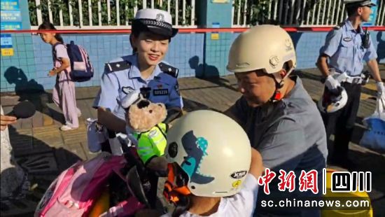 一起护航学生安全。成都交警四分局 供图 一起护航学生安全。成都交警四分局 供图