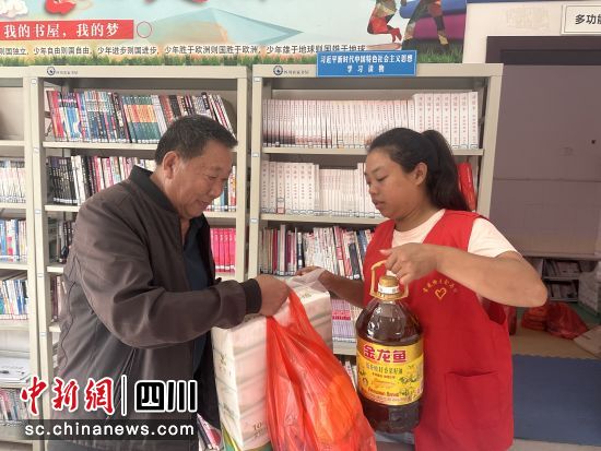 村民用累积的积分兑换生活用品。 德阳市旌阳区孝感街道供图 村民用累积的积分兑换生活用品。 德阳市旌阳区孝感街道供图