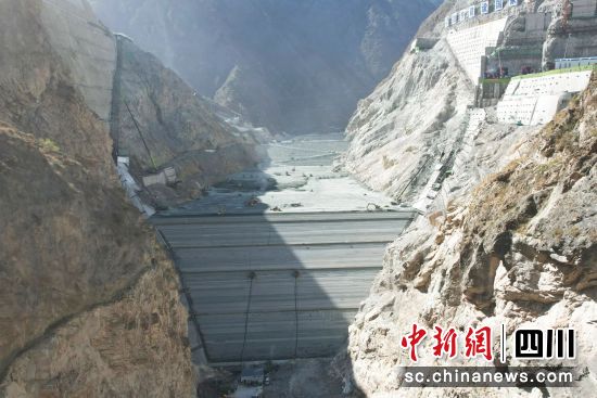 拉哇电站大坝填筑现场。华电金上公司供图 拉哇电站大坝填筑现场。华电金上公司供图