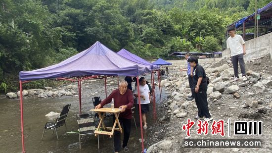 实地防汛宣讲。 什邡市水利局供图 实地防汛宣讲。 什邡市水利局供图