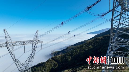 凉山州美姑县500千伏宁沐一二线综合检修工作现场。(资料图)陈兴旺 摄 凉山州美姑县500千伏宁沐一二线综合检修工作现场。(资料图)陈兴旺 摄